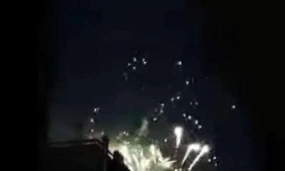 Πέταξαν πυροτεχνήματα από την χαρά τους για το τέλος της καραντίνας!